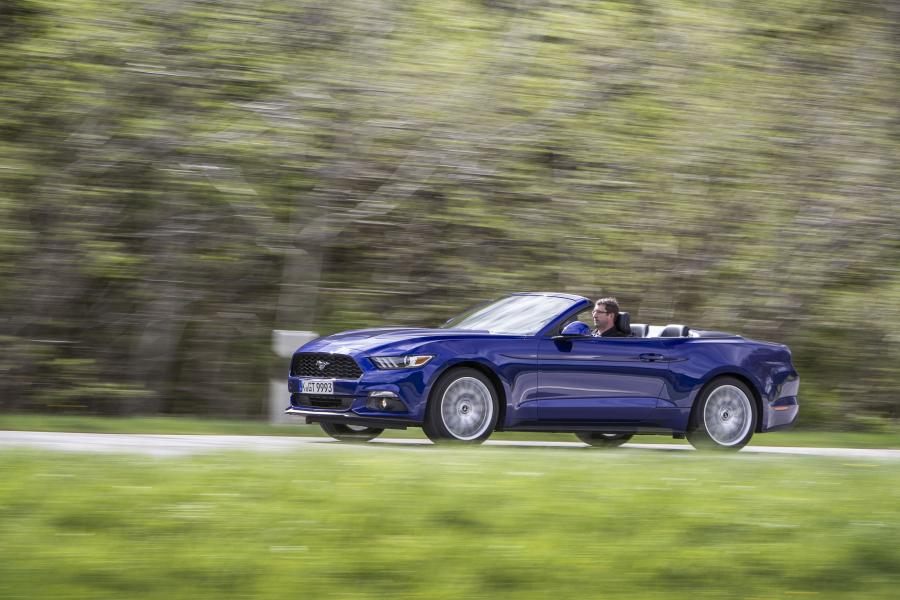  Ford Mustang EcoBoost Convertible 2015 года  (EU) (фото 8 из 10)